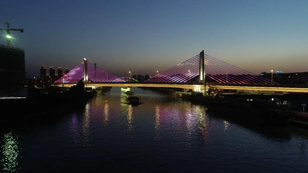 汽笛聲中白鷺飛，長(zhǎng)虹托起夜明珠——共賞東塘大橋夜景